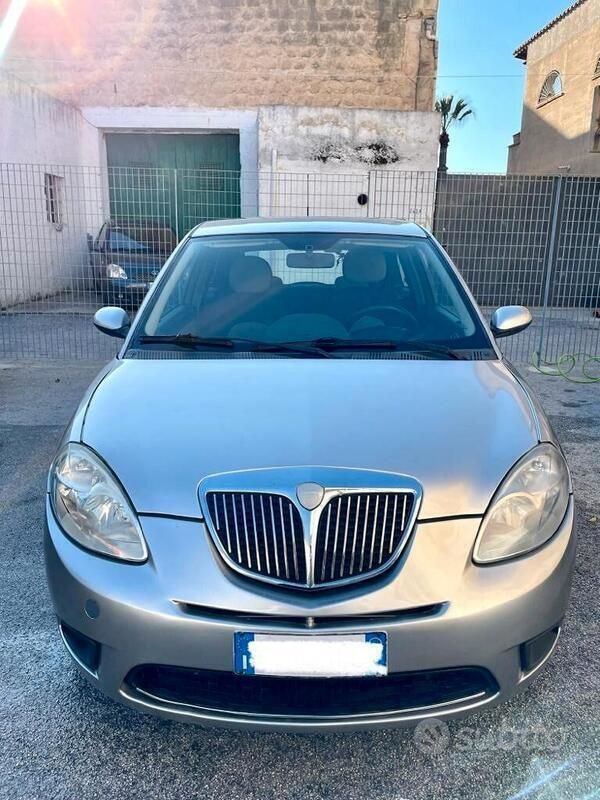 Usata Lancia Ypsilon 60 CV (44 kW) 2005 Argento Utilitaria