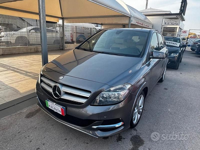 Usata Mercedes B200 156 CV (114 kW) 2015 Marrone Monovolume