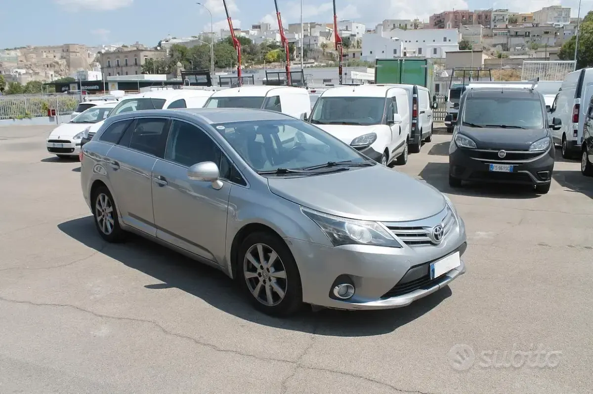 Usata Toyota Avensis Lounge 124 CV (91 kW) 2012 Grigio Station wagon