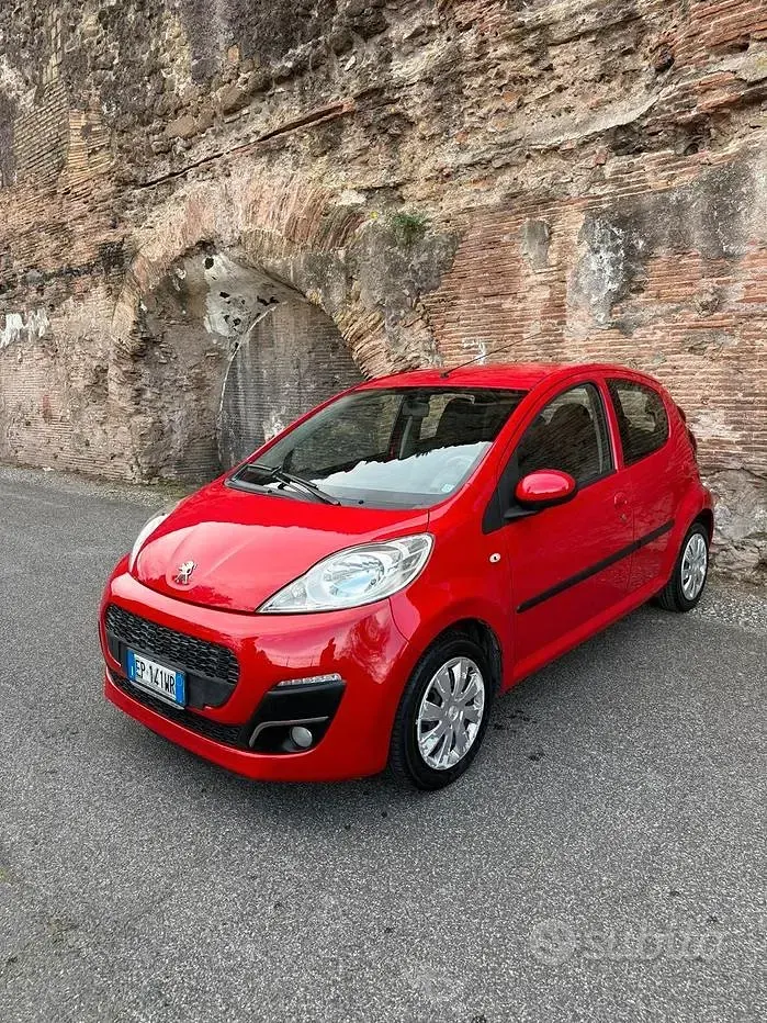 Usata Peugeot 107 Urban Move 68 CV (50 kW) 2013 Rosso Utilitaria