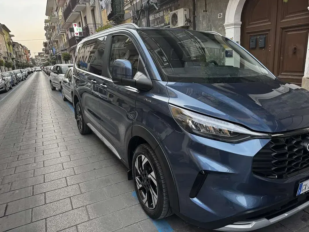 Usata Ford Tourneo Active 170 CV (125 kW) 2025 Blu/azzurro Monovolume