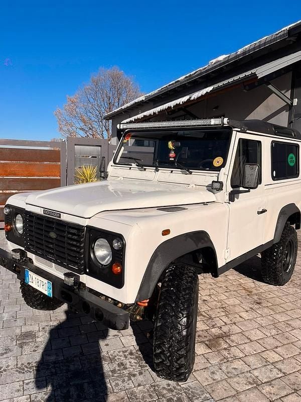 Bianco Usata 2003 Land Rover Defender SUV | 25.000 € (Buon prezzo) - Immagine 1/4