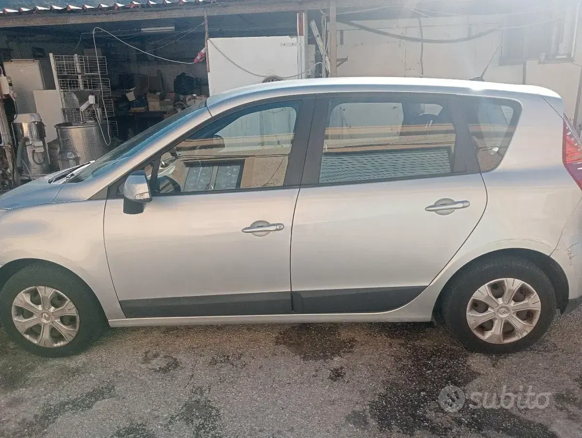 Usata Renault Scenic E-Tech 100 CV (73 kW) 2010 Grigio Monovolume