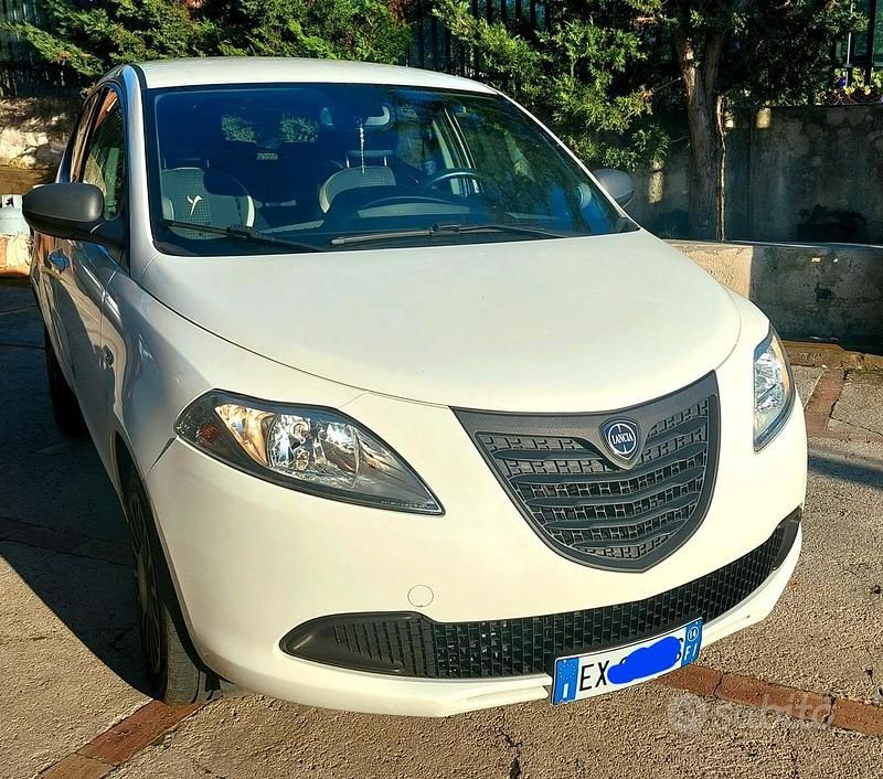 Usata Lancia Ypsilon 95 CV (69 kW) 2014 Bianco Utilitaria