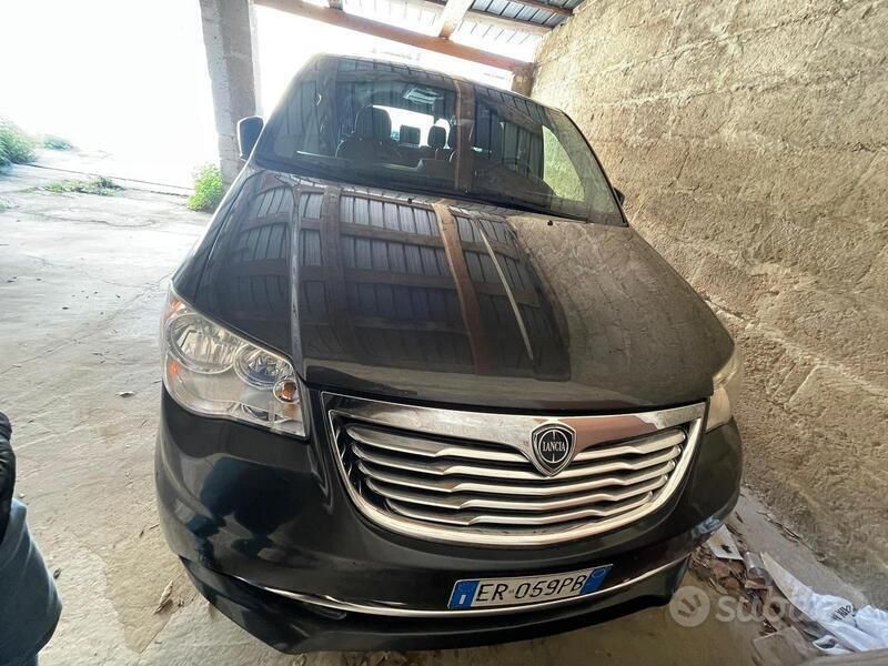 Nero Usata 2013 Lancia Voyager Platinum Monovolume | 10.000 € (Buon prezzo) - Immagine 1/4
