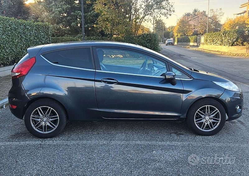 Usata Ford Fiesta 97 CV (71 kW) 2010 Blu Utilitaria