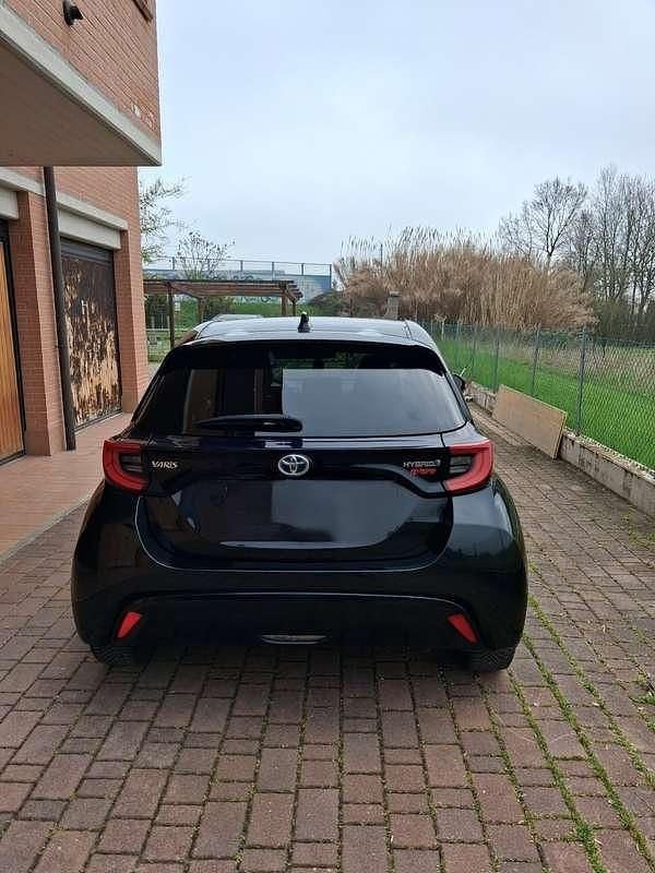 Usata Toyota Yaris Hybrid Lounge 131 CV (96 kW) 2022 Berlina