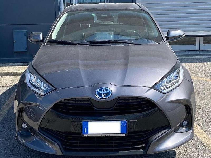 Dark grey Usata 2022 Toyota Yaris Hybrid Trend Tre volumi | 18.000 € (Buon prezzo) - Immagine 1/4
