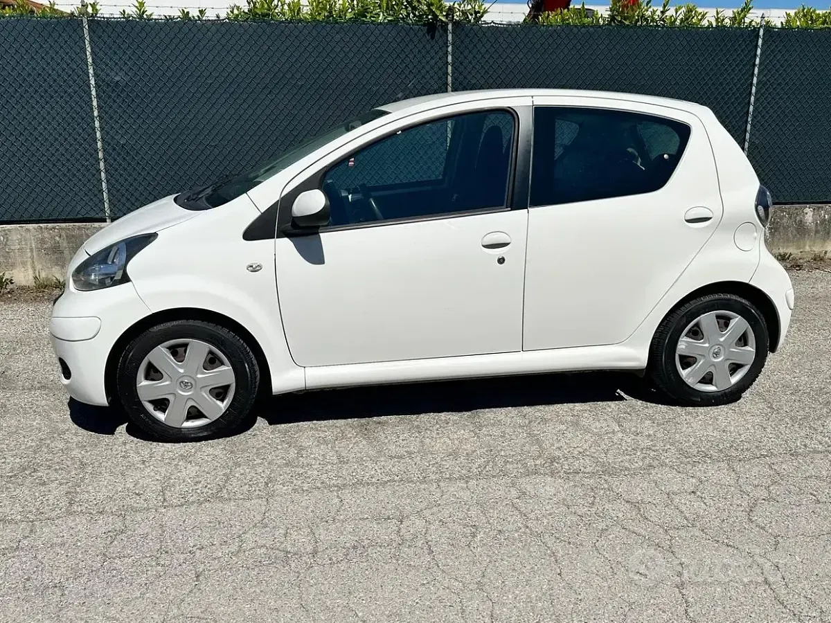 Usata Toyota Aygo 68 CV (50 kW) 2011 Bianco Utilitaria
