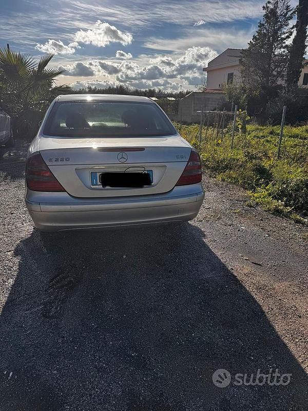 Usata Mercedes E220 Elegance 122 CV (89 kW) 2005 Grigio Berlina