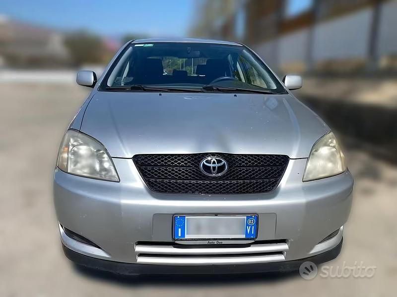 Usata Toyota Corolla 97 CV (71 kW) 2002 Bianco Berlina