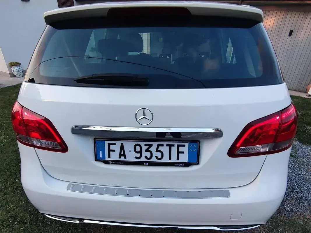 Usata Mercedes B180 109 CV (80 kW) 2015 Bianco Utilitaria