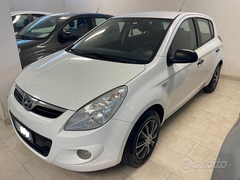 Usata Hyundai i20 Comfort 78 CV (57 kW) 2010 Bianco Berlina