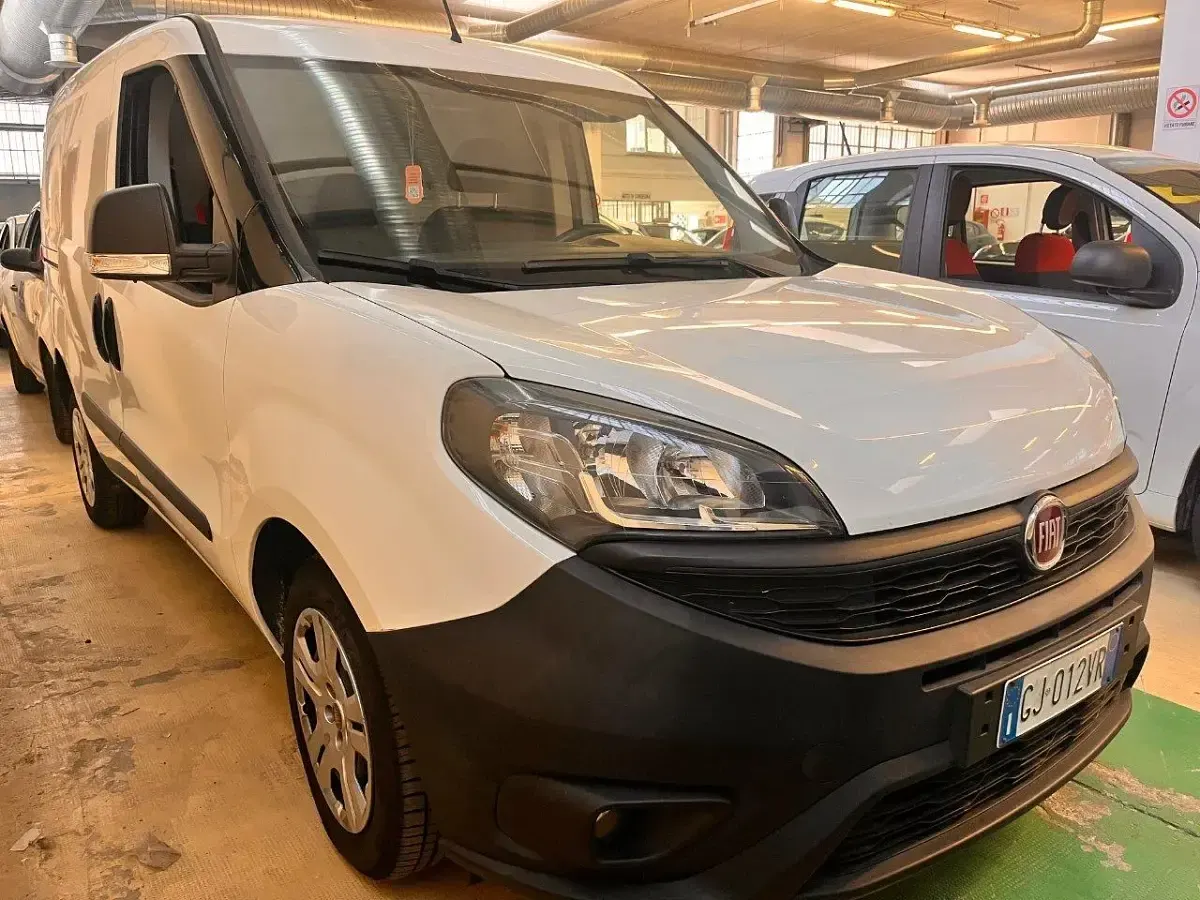 Usata Fiat Doblò Lounge 104 CV (76 kW) 2022 Bianco Monovolume