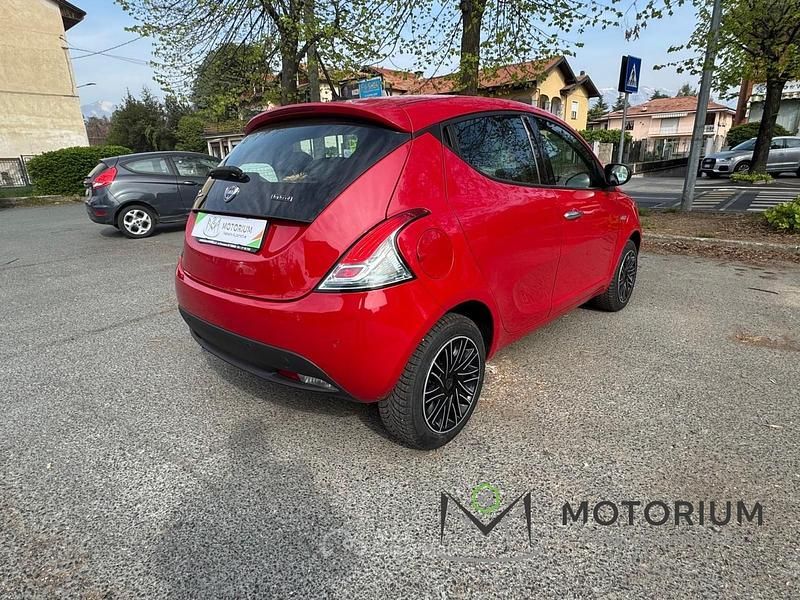 Usata Lancia Ypsilon Silver 69 CV (50 kW) 2023 Rosso Utilitaria