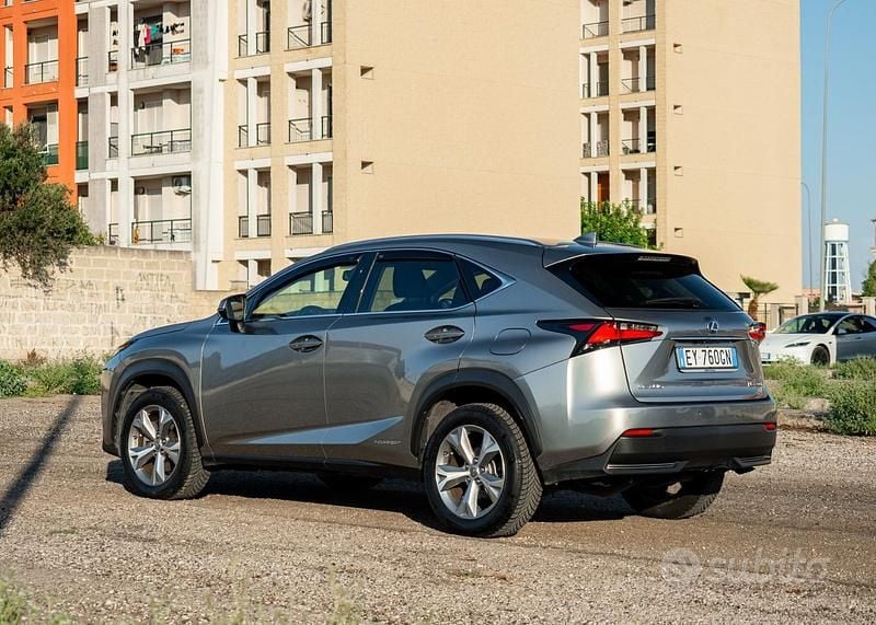Usata Lexus NX300h Luxury Line 197 CV (144 kW) 2015 Argento SUV
