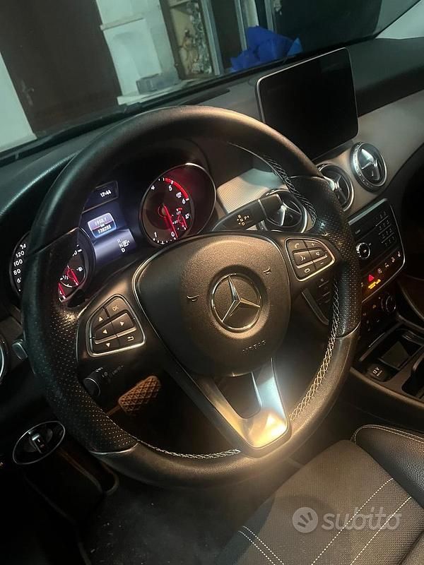 Usata Mercedes GLA200 Executive 136 CV (100 kW) 2017 Nero SUV