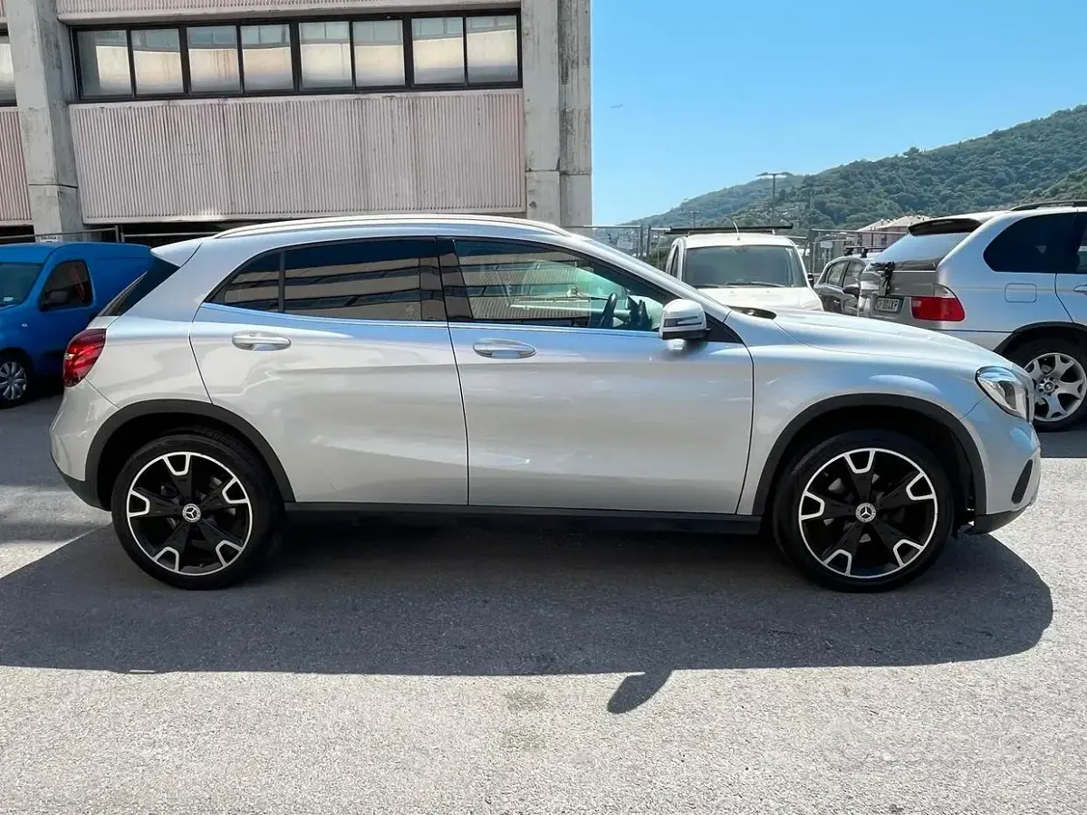 Usata Mercedes GLA200 Business 136 CV (100 kW) 2017 Grigio SUV