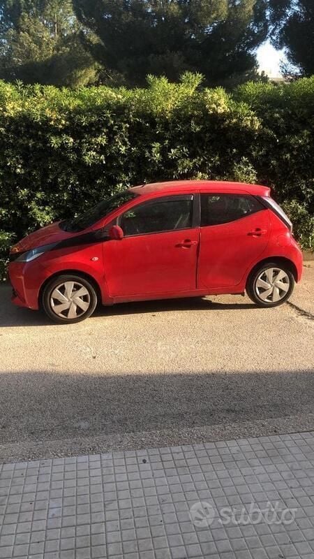 Usata Toyota Aygo 68 CV (50 kW) 2014 Rosso Utilitaria