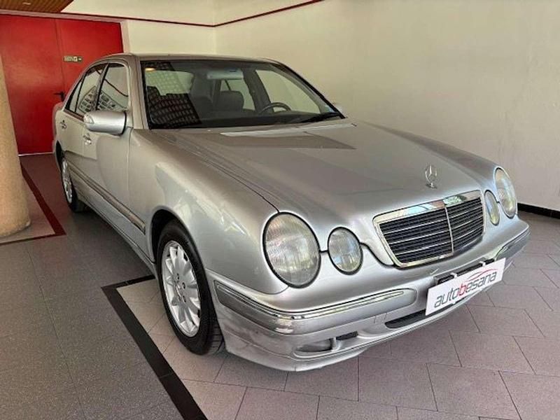 Usata Mercedes E220 Elegance 143 CV (105 kW) 2001 Argento Berlina