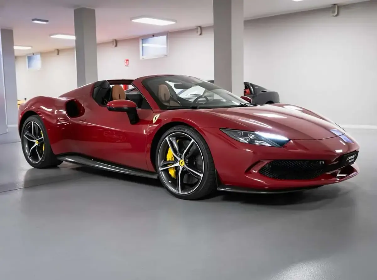 Usata Ferrari 296 829 CV (609 kW) 2023 Rosso Cabrio