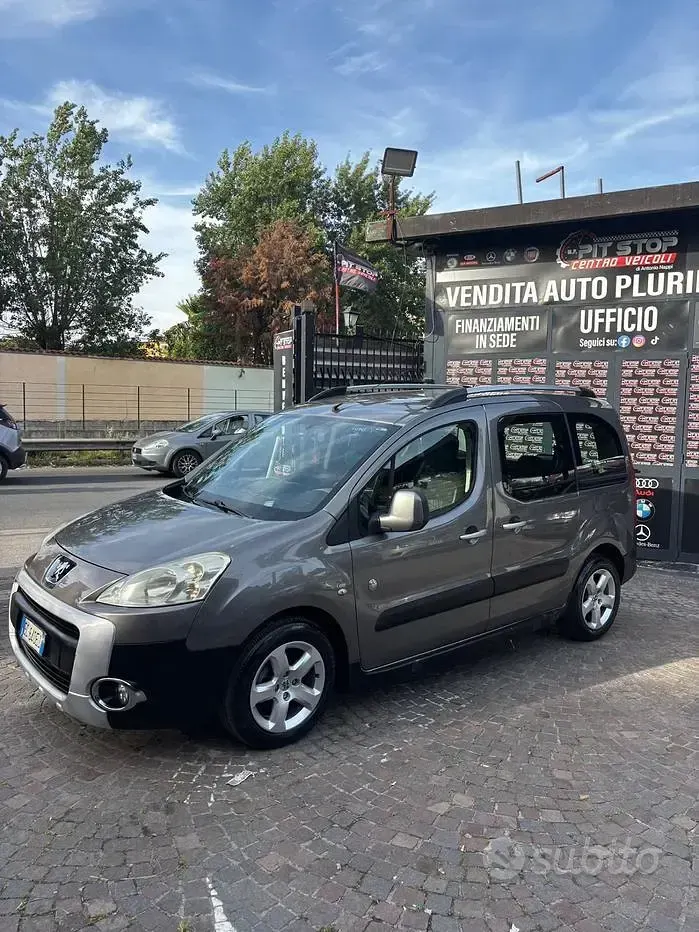Usata Peugeot Partner Tepee Outdoor 109 CV (80 kW) 2010 Grigio Monovolume