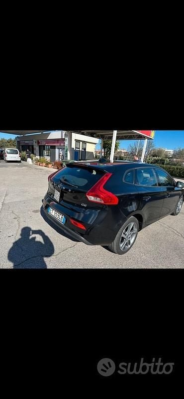 Usado Volvo V40 R-Design Kinetic 115 CV (84 kW) 2014 Negro Berlina
