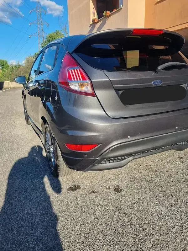 Usata Ford Fiesta ST-Line 95 CV (69 kW) 2017 Grigio Utilitaria