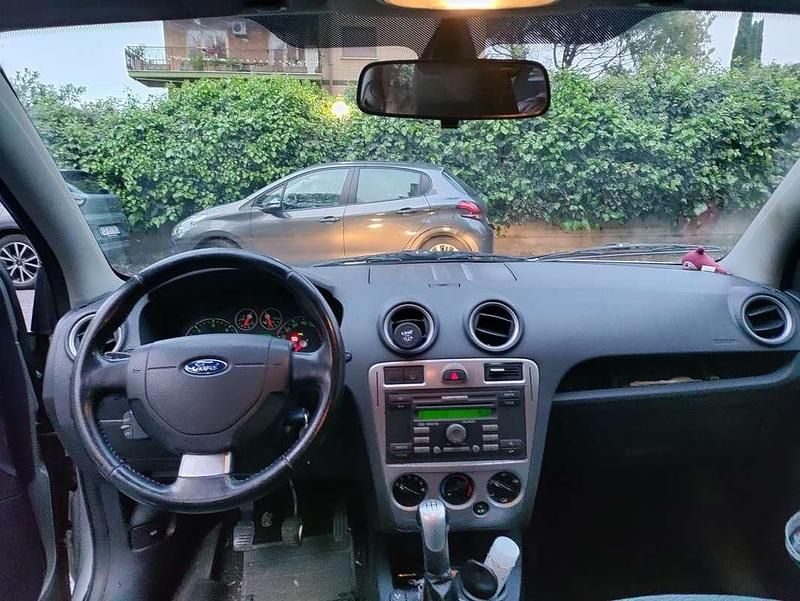 Usata Ford Fusion 95 CV (69 kW) 2006 Argento Utilitaria