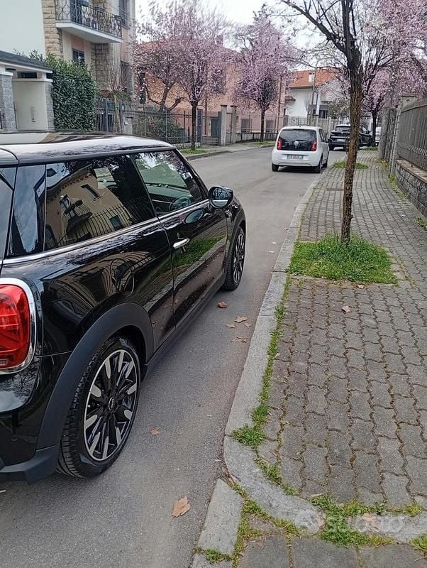 Begagnad Mini Cooper 75 HK (55 kW) 2022 Svart Halvkombi
