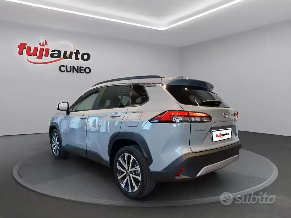Usata Toyota Corolla Cross Trend 140 CV (102 kW) 2025 Cement grey SUV