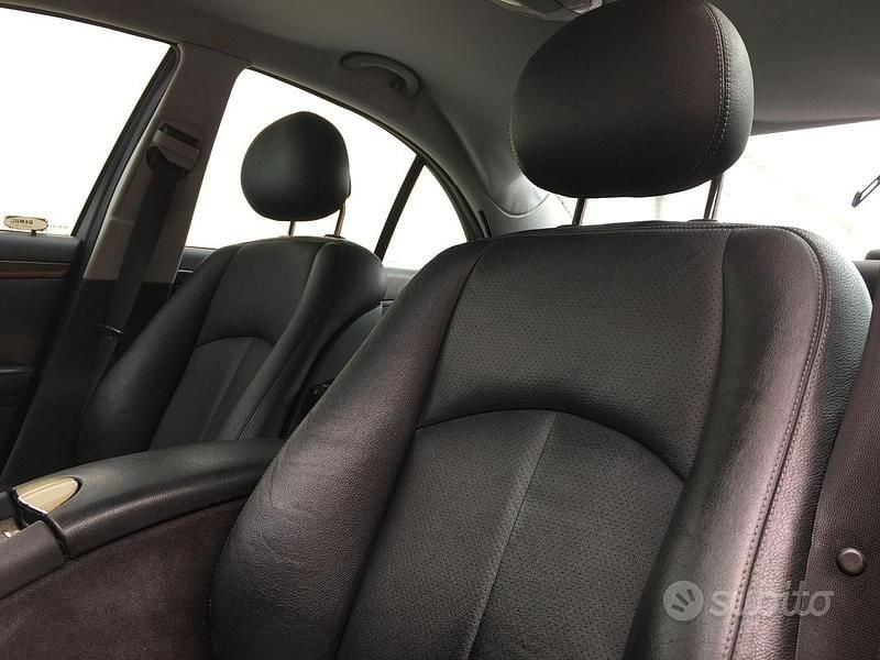 Usata Mercedes E270 Avantgarde 177 CV (130 kW) 2002 Grigio Berlina