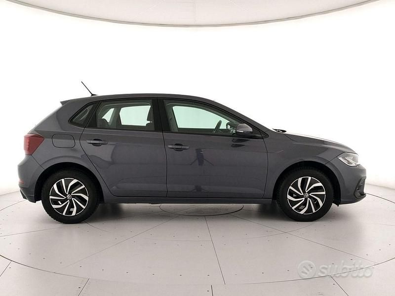 Usata VW Polo Life 95 CV (69 kW) 2023 Smoky grey metallizzato Utilitaria