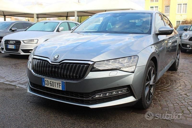 Grigio scuro metallizzato Usata 2020 Skoda Superb Executive Tre volumi | 13.900 € (Super prezzo) - Immagine 1/4