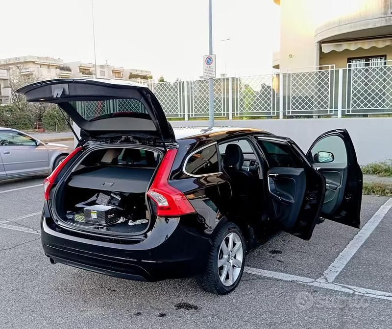 Usata Volvo V60 115 CV (84 kW) 2016 Nero Station wagon