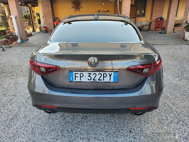 Usata Alfa Romeo Giulia 180 CV (132 kW) 2018 Grigio Berlina