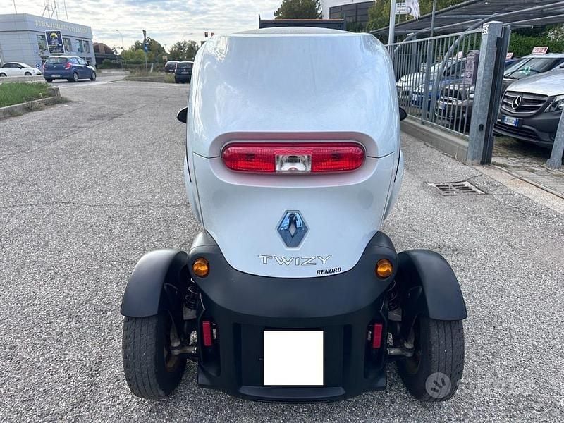 Begagnad Renault Twizy Intens 8 kW (11 HK) 2015 Vit Halvkombi