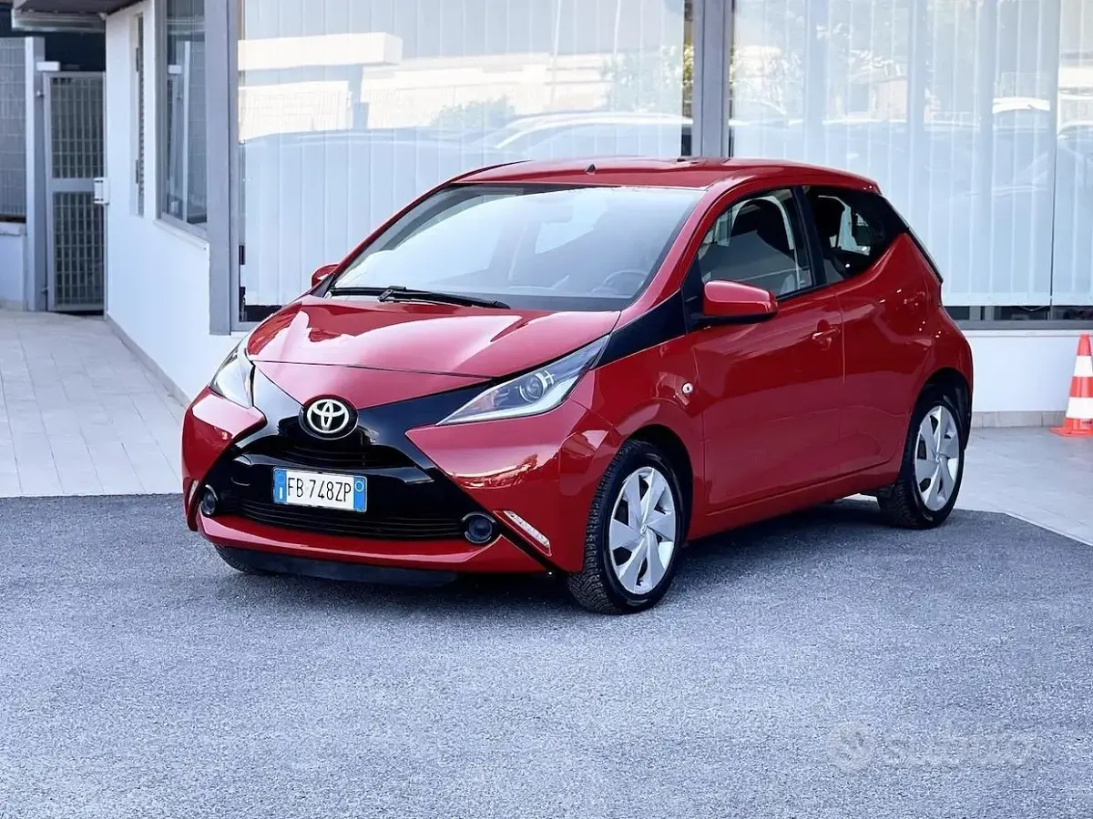 Usata Toyota Aygo 69 CV (50 kW) 2015 Rosso Utilitaria
