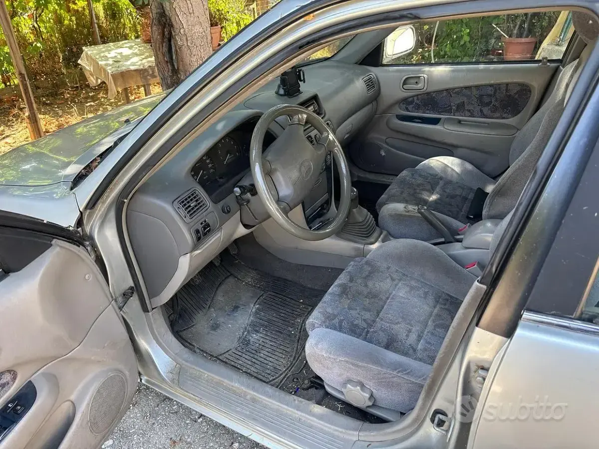 Usata Toyota Corolla 86 CV (63 kW) 1998 Grigio Berlina