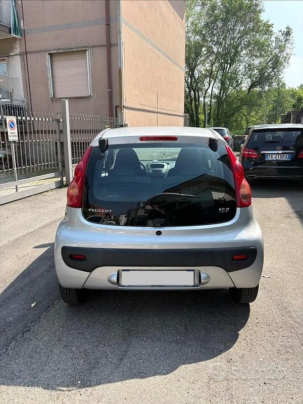 Usata Peugeot 107 68 CV (50 kW) 2006 Grigio Utilitaria