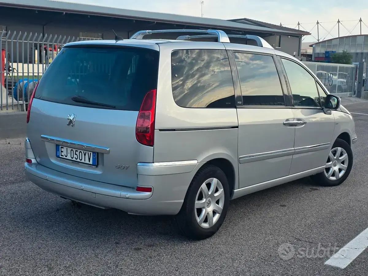 Usata Peugeot 807 163 CV (119 kW) 2012 Grigio Monovolume