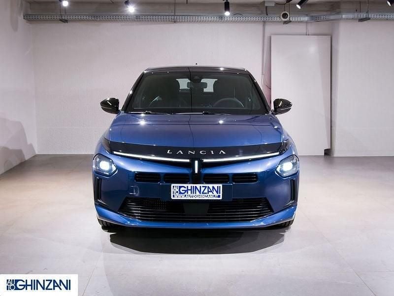 Usata Lancia Ypsilon 101 CV (74 kW) 2024 Blu / tetto nero Utilitaria