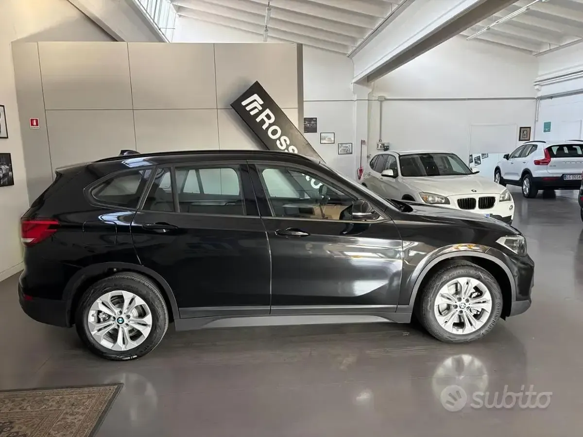 Käytetty BMW X1 Advantage 125 HP (91 kW) 2021 Musta Katumaasturi