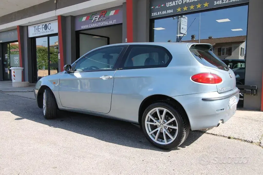Usata Alfa Romeo 147 Exclusive 140 CV (102 kW) 2003 Grigio Utilitaria