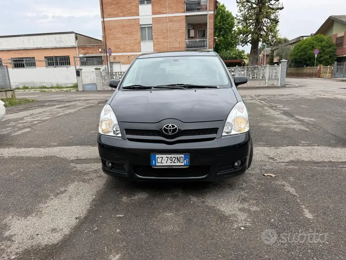 Usata Toyota Corolla Verso 177 CV (130 kW) 2007 Nero Monovolume
