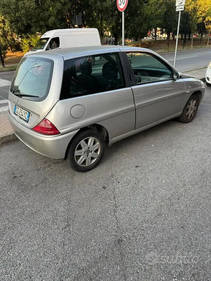 Usata Lancia Ypsilon 60 CV (44 kW) 2003 Grigio Utilitaria