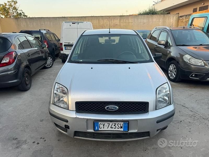 Grigio Usata 2005 Ford Fusion Berlina | 2000 € (Buon prezzo) - Immagine 1/4