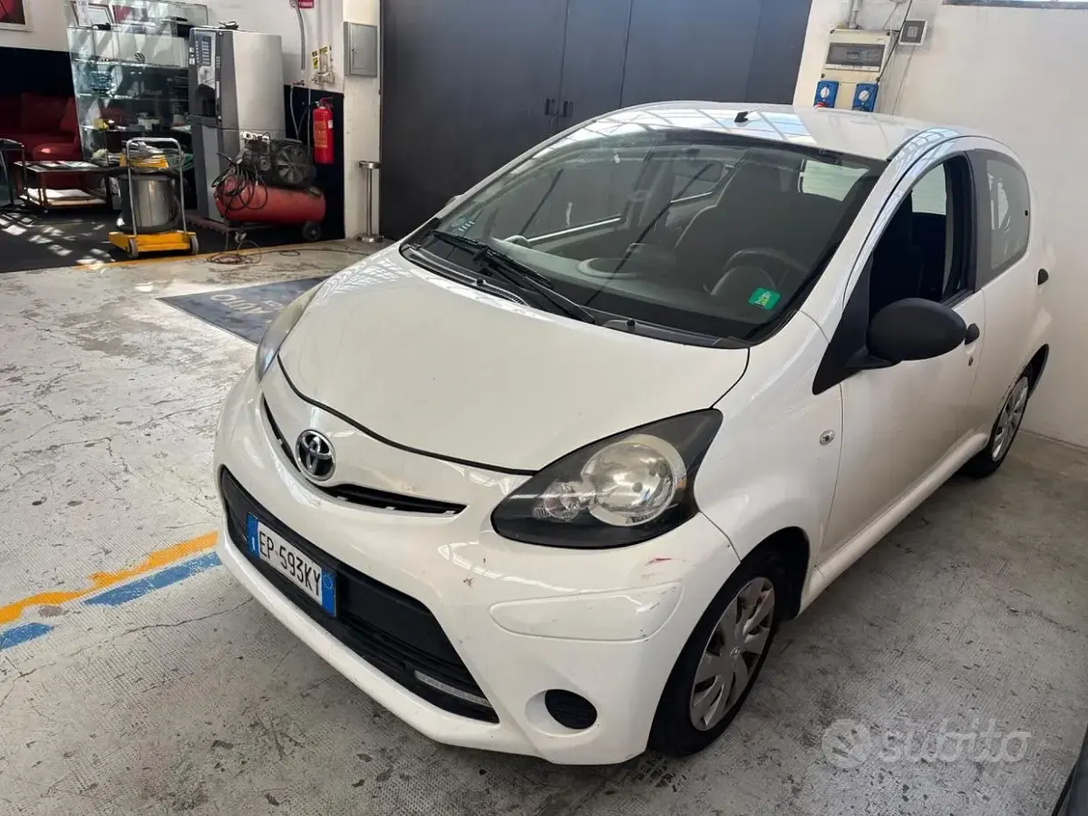 Usata Toyota Aygo Connect Style 68 CV (50 kW) 2012 Bianco Utilitaria