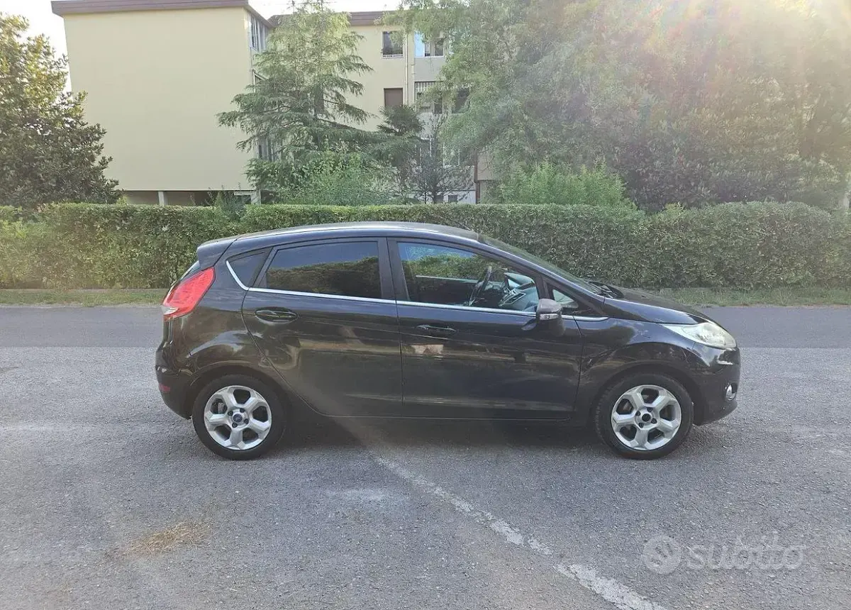 Usata Ford Fiesta 82 CV (60 kW) 2011 Nero Berlina