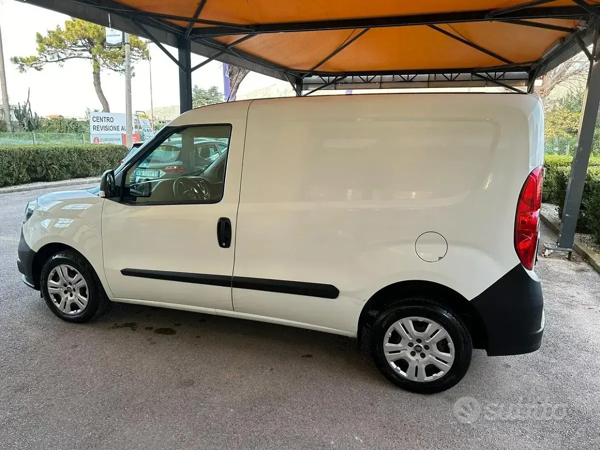 Usata Fiat Doblò Business 95 CV (69 kW) 2020 Bianco Monovolume